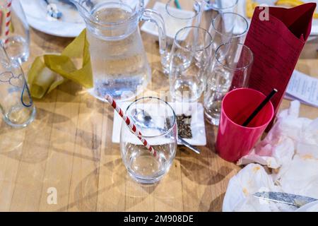 Ein Blick von oben auf einen Tisch nach einer Mahlzeit in einem Restaurant. Stockfoto