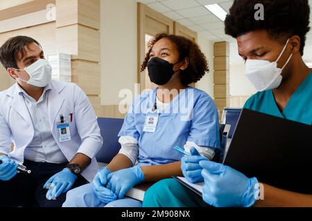 der professor Doktor berät und diskutiert mit dem internen Studententeam für die Operationsplanung und Patientenbehandlung in der medizinischen Schule des Krankenhauses. healthcar Stockfoto