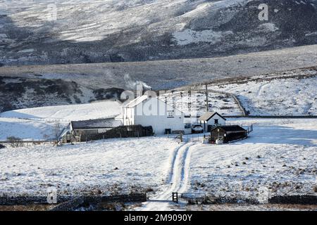 Teesdale, County Durham, Großbritannien. 15. Januar 2023 Wetter in Großbritannien. Heute Morgen gab es einen spektakulären Sonnenaufgang, nachdem der Schnee über Nacht Teile von Teesdale, County Durham, Nordostengland erreichte. Die Vorhersage ist für einen helleren Nachmittag, aber kühl. Kredit: David Forster Stockfoto