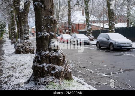 Newcastle upon Tyne, Großbritannien. 16. Januar 2023 Eine Vorstadtstraße im Schnee. Gelbe Wetterwarnung für Schnee und Eis, die die Reise zur Arbeit und Schule im Nordosten Englands beeinflussen, mit dem kalten Schnappschuss, der über die Woche weitergeht. Stockfoto