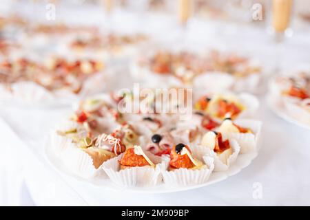 Nahaufnahme verschiedener Canapés auf dem Teller. Stockfoto