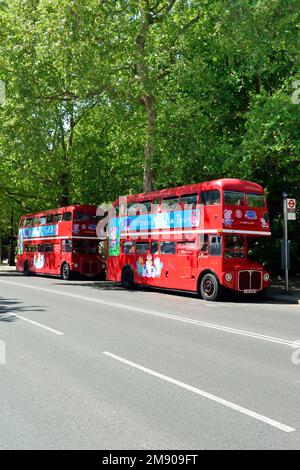 Alte Rote Busse, Bustour Mit Nachmittagstee, Victoria Embankment, London, Großbritannien Stockfoto