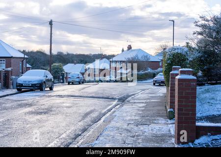 Newcastle upon Tyne, Großbritannien. 16. Januar 2023 Eine Vorstadtstraße im Schnee. Gelbe Wetterwarnung für Schnee und Eis, die die Reise zur Arbeit und Schule im Nordosten Englands beeinflussen, mit dem kalten Schnappschuss, der über die Woche weitergeht. Stockfoto