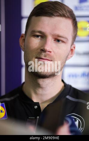 Kattowitz, Polen. 16. Januar 2023. Handball: Weltmeisterschaft, vor dem letzten Vorspiel der deutschen Mannschaft: DHB-Pressekonferenz. Der deutsche Spieler Philipp Weber spricht nach dem Pk in der gemischten Zone mit Journalisten. Kredit: Jan Woitas/dpa/Alamy Live News Stockfoto