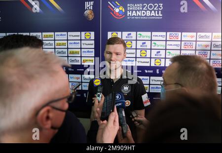 Kattowitz, Polen. 16. Januar 2023. Handball: Weltmeisterschaft, vor dem letzten Vorspiel der deutschen Mannschaft: DHB-Pressekonferenz. Der deutsche Spieler Philipp Weber spricht nach dem Pk in der gemischten Zone mit Journalisten. Kredit: Jan Woitas/dpa/Alamy Live News Stockfoto