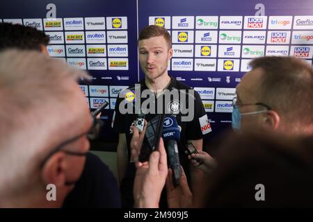 Kattowitz, Polen. 16. Januar 2023. Handball: Weltmeisterschaft, vor dem letzten Vorspiel der deutschen Mannschaft: DHB-Pressekonferenz. Der deutsche Spieler Philipp Weber spricht nach dem Pk in der gemischten Zone mit Journalisten. Kredit: Jan Woitas/dpa/Alamy Live News Stockfoto