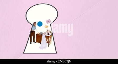 Collage für zeitgenössische Kunst. Kreatives Design. Geschäftsmann telefoniert, Frau, Sekretärin macht Notizen auf Schreibmaschine. Keyhole-Look Stockfoto