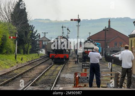 Ein 1949 gebauter Dampfzug, modifizierte Hall Klasse 4-6-0*, Nr.7903 Foremarke Hall, kommt am Bahnhof Toddington in den Cotswolds, Großbritannien an. Es ist par Stockfoto