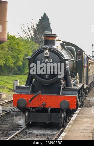 Ein 1949 gebauter Dampfzug, modifizierte Hall Klasse 4-6-0*, Nr.7903 Foremarke Hall, kommt am Bahnhof Toddington in den Cotswolds, Großbritannien an. Es ist par Stockfoto