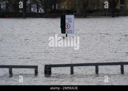 Die überschwemmte Rennbahn Worcester führte nach Tagen mit starkem Regen zum Fluss Severn, der seine Ufer stürzte. Foto: Montag, 16. Januar 2023. Stockfoto