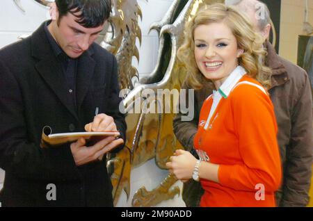 JOE CALZAGHE, KATHERINE JENKINS, 2006: Mehrfacher Boxweltmeister und BBC Sport Persönlichkeit des Jahres Joe Calzaghe und Opernsängerin Katherine Jenkins, vor der walisischen Rugby-Ankleidekammer im Millennium Stadium in Cardiff, März 2006. Foto: ROB WATKINS Stockfoto