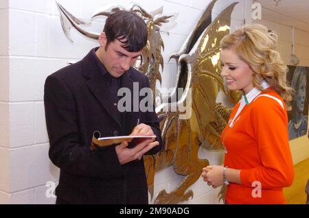JOE CALZAGHE, KATHERINE JENKINS, 2006: Mehrfacher Boxweltmeister und BBC Sport Persönlichkeit des Jahres Joe Calzaghe und Opernsängerin Katherine Jenkins, vor der walisischen Rugby-Ankleidekammer im Millennium Stadium in Cardiff, März 2006. Foto: ROB WATKINS Stockfoto