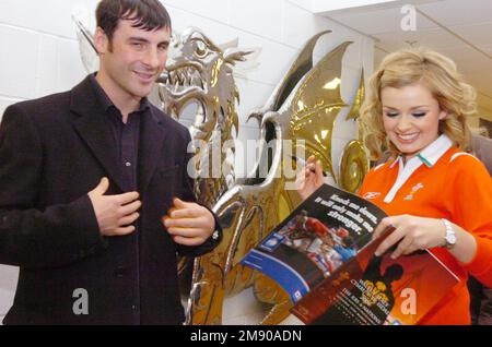 JOE CALZAGHE, KATHERINE JENKINS, 2006: Mehrfacher Boxweltmeister und BBC Sport Persönlichkeit des Jahres Joe Calzaghe und Opernsängerin Katherine Jenkins, vor der walisischen Rugby-Ankleidekammer im Millennium Stadium in Cardiff, März 2006. Foto: ROB WATKINS Stockfoto