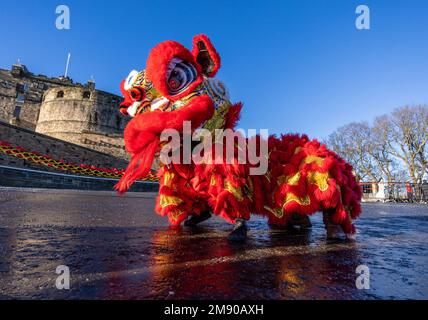 Edinburgh, Vereinigtes Königreich. 16. Januar 2023: Chinesischer Drache vor Edinburgh Castle. Die Veranstalter des chinesischen Neujahrsfestes in Edinburgh geben ein umfassendes Programm von Veranstaltungen und Aktivitäten in der ganzen Stadt bekannt, um das chinesische Neujahr und den Beginn des Jahres des Hasen zu feiern. Das Programm, das das offizielle chinesische Neujahrskonzert, eine Aufführung von Mulan, ein zweisprachiges Ceilidh und eine fabelhafte Lichtshow im Edinburgh Castle umfasst, bietet auch Online-Kalligrafie, Musik und Tai Chi Workshops und findet vom Freitag, dem 20. Januar bis Freitag, dem 3. Februar 2023 statt. Kredit: Rich Dyson/Alamy Live News Stockfoto