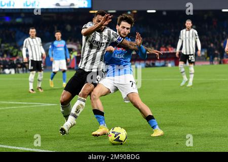 Neapel, Italien. 13. Januar 2023. Danilo vom FC Juventus konkurriert mit Chvicha Kvaratskhelia von SSC Napoli um den Ball während des Spiels der Serie A zwischen SSC Stockfoto