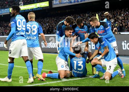 Neapel, Italien. 13. Januar 2023. Amir Rrahmani von SSC Napoli feiert mit Teamkollegen, nachdem er während des Spiels der Serie A zwischen SSC Napoli und Juve ein Tor geschossen hat Stockfoto