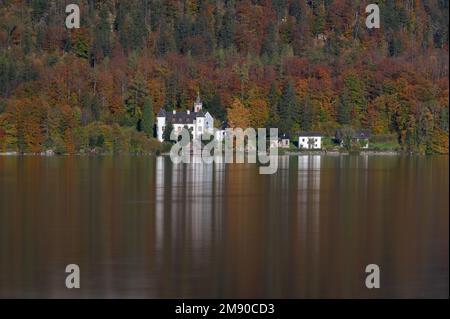 Österreich. Blick auf die Burg Grub, eine private mittelalterliche Burg in Hallstatt, Österreich. Stockfoto