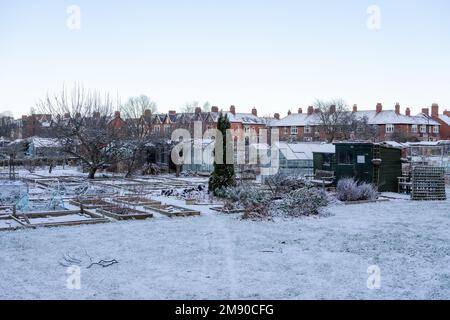 Schneebedeckte Zuteilungen im Winter. Stockfoto