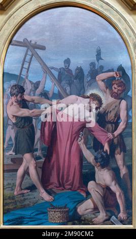 VARALLO, ITALIEN - 17. JULI 2022: Das Gemälde Jesus wird in der Kirche Collegiata di San Gaudenzio von Enrico Reffo seiner Kleidung beraubt Stockfoto