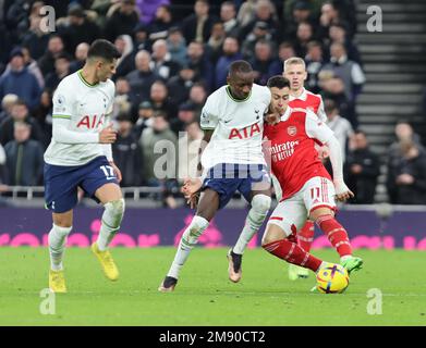 L-R Tottenham Hotspur's Pape Matar Sarr und Gabriel Martinelli von Arsenal während des Fußballspiels der englischen Premier League zwischen Tottenham Hotspur und Stockfoto