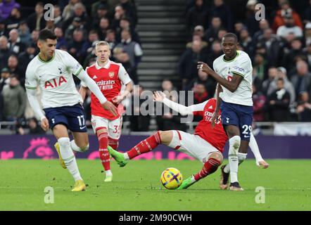 L-R Tottenham Hotspurs Cristian Romero und Tottenham Hotspurs Pape Matar Sarr während des englischen Fußballspiels der Premier League zwischen Tottenham Hots Stockfoto