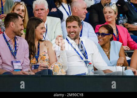 Melbourne, Australien, 16. Januar 2023. Dirk Nowitzki und seine Frau Jessica Carlsson sehen ein Spiel beim Australian Open Tennis Grand Slam in Melbourne Park. Foto: Frank Molter/Alamy Live News Stockfoto