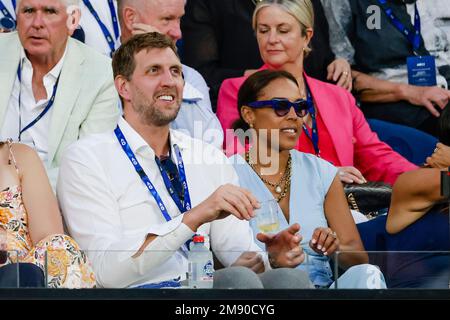 Melbourne, Australien, 16. Januar 2023. Dirk Nowitzki und seine Frau Jessica Carlsson sehen ein Spiel beim Australian Open Tennis Grand Slam in Melbourne Park. Foto: Frank Molter/Alamy Live News Stockfoto