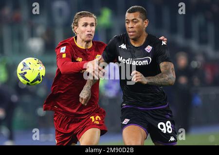 Ola Solbakken von Rom (L) wetteifert mit Igor Julio Dos Santos De Paulo von Fiorentina (R) um den Ball während des Fußballspiels der italienischen Meisterschaft Serie A zwischen AS Roma und ACF Fiorentina am 15. Januar 2023 im Stadio Olimpico in Rom, Italien - Photo Federico Proietti / DPPI Stockfoto
