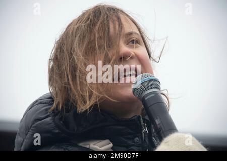 Luetzerath, Deutschland. 14. Januar 2023. Greta THUNBERG, Fridays for Future, Demonstration, versus the exit of Luetzerath - for Coal phasing out and Climate Justice, the Village of Luetzerath on the West Side of the Garzweiler opencast Braunkohlebergwerk wird im Januar 2023 ausgegraben, Luetzerath, 14. Januar 2023, Credit: dpa/Alamy Live News Stockfoto