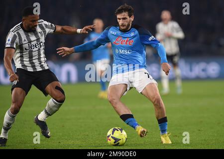 Neapel, Italien. 13. Januar 2023. Khvicha Kvaratskhelia von SSC Napoli konkurriert mit Bremer vom FC Juventus um den Ball während des Spiels der Serie A zwischen SSC Stockfoto