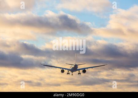 Das Flugzeug des Airbus 350 von Finnair landet am Flughafen Helsinki, Finnland, am 7 2018. Januar Stockfoto