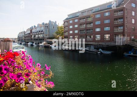 Ein Kanal mit Booten vor den Gebäuden der Stadt an einem sonnigen Tag Stockfoto