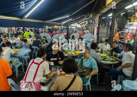 Kuala Lumpur, Malaysia - 12. Dezember 2022 - Jalan Alor Street Food Nachtmarkt Stockfoto