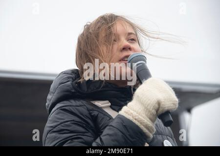 Luetzerath, Deutschland. 14. Januar 2023. Greta THUNBERG, Fridays for Future, Demonstration, versus the exit of Luetzerath - for Coal phasing out and Climate Justice, the Village of Luetzerath on the West Side of the Garzweiler opencast Braunkohlebergwerk wird im Januar 2023 ausgegraben, Luetzerath, 14. Januar 2023, Credit: dpa/Alamy Live News Stockfoto