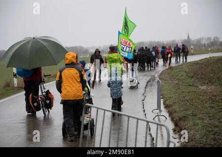 Luetzerath, Deutschland. 14. Januar 2023. Demonstration 'vsus die Räumung von Luetzerath - für Kohleausstieg und Klimagerechtigkeit wird das Dorf Luetzerath auf der Westseite des Braunkohlebergwerks Garzweiler im Januar 2023 ausgegraben, Luetzerath, 14.01.2023, Kredit: dpa/Alamy Live News Stockfoto