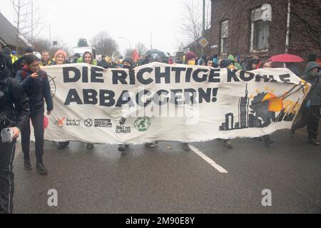 Luetzerath, Deutschland. 14. Januar 2023. Demonstrationszug durch Keyenberg, Demonstrationszug 'rsus die Räumung von Luetzerath - für Kohleausstieg und Klimagerechtigkeit wird das Dorf Luetzerath an der Westseite des Garzweiler-Braunkohlebergwerks im Januar 2023 ausgegraben, Luetzerath, 14.01.2023, Kredit: dpa/Alamy Live News Stockfoto