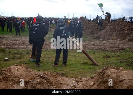 Luetzerath, Deutschland. 14. Januar 2023. Demonstration 'vsus die Räumung von Luetzerath - für Kohleausstieg und Klimagerechtigkeit wird das Dorf Luetzerath auf der Westseite des Braunkohlebergwerks Garzweiler im Januar 2023 ausgegraben, Luetzerath, 14.01.2023, Kredit: dpa/Alamy Live News Stockfoto