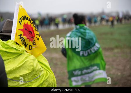 Luetzerath, Deutschland. 14. Januar 2023. Der Demo-Zug kommt zur Kundgebung, Demonstration 'vsus die Räumung von Luetzerath - für Kohleausstieg und Klimagerechtigkeit wird das Dorf Luetzerath an der Westseite des Braunkohlebergwerks Garzweiler im Januar 2023 ausgegraben, Luetzerath, 14.01.2023, Kredit: dpa/Alamy Live News Stockfoto