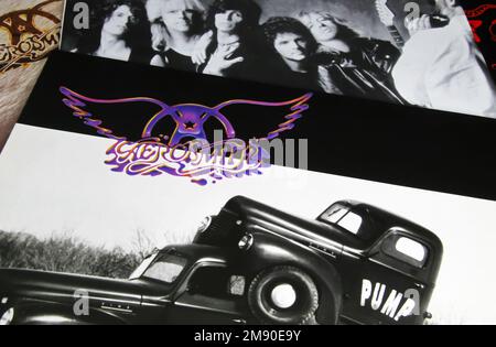 Viersen, Deutschland - November 9. 2022: Zusammenfassung der isolierten Vinylplatte Pump Album der Rockband Aerosmith veröffentlicht 1989 Stockfoto
