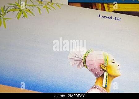 Viersen, Deutschland - November 9. 2022: Nahaufnahme des isolierten Schallplattenalbums der Band Level 42 Stockfoto