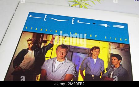 Viersen, Deutschland - November 9. 2022: Nahaufnahme des isolierten Schallplattenalbums der Band Level 42 Stockfoto