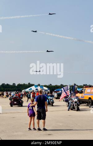 Eine Vertikale der Blue Angels Air Show Virginia Beach und Leute, die sie beobachten Stockfoto