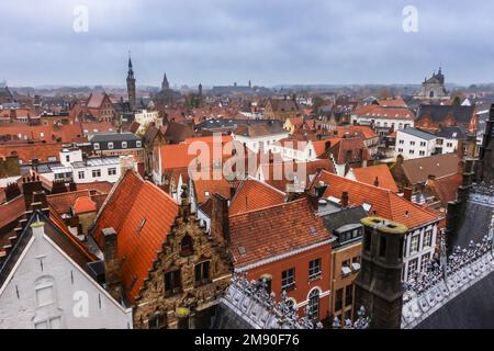 Besichtigungstour über die roten Tonziegeldächer von Brügge Belgien Europa. November 2022 Stockfoto