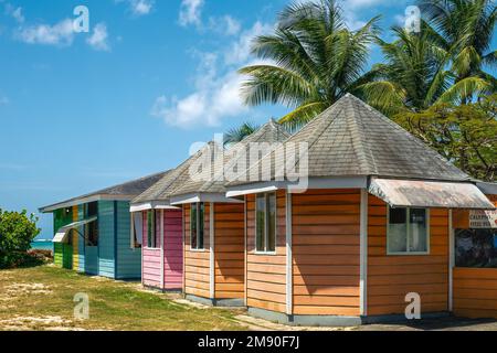 Farbenfrohe Hütten am Strand im Pigeon Point Beach Club Park an brite Sunny Day. Die Insel Tobago. Karibik., Stockfoto
