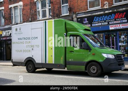 London, Großbritannien. 13. Januar 2023. Ein Waitrose Lieferwagen fährt durch die Straßen Londons. (Kreditbild: © Dinendra Haria/SOPA Images via ZUMA Press Wire) NUR REDAKTIONELLE VERWENDUNG! Nicht für den kommerziellen GEBRAUCH! Stockfoto