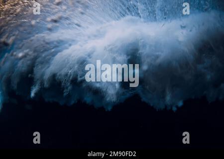 Wellen mit Schaum und Luftblasen stürzen im Ozean zusammen. Unterwasserblick auf die Meereswelle Stockfoto