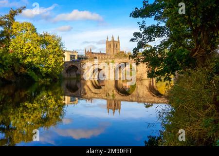 Die alte Brücke, die 1490 über den Fluss Wye in Hereford gebaut wurde, mit der Kathedrale aus dem 11. Jahrhundert im Hintergrund. Herefordshire UK. Oktober 20 Stockfoto