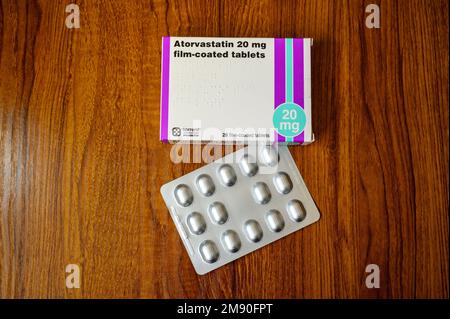 Atorvastatin 20 mg Filmtabletten zur Kontrolle des Cholesterinspiegels. Stockfoto