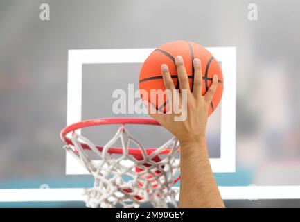 Handabkürzung eines männlichen Basketballspielers im Stadion Stockfoto