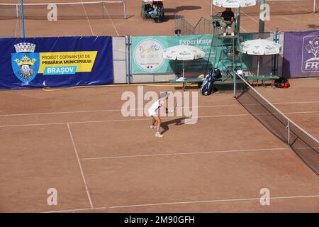 Tennisspielerin auf einem Platz in Brașov, die auf den Ball wartet Stockfoto